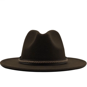 Klassieke donkerbruine wollen vilten fedora hoed met brede rand en gevlochten band