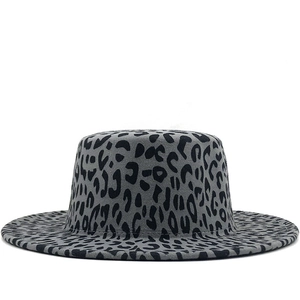 Sombrero de fieltro de lana con ala plana y estampado clásico de leopardo gris y negro