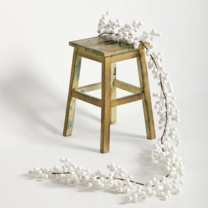 Guirlande de Noël 2M avec baies blanches givrées sur un banc en bois de style vintage