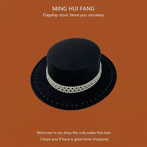 Elegante sombrero vintage francés de lana negra con perlas y detalle de pedrería en el ala