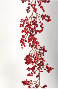 Gros plan d'une guirlande de baies rouges de Noël avec des fruits brillants sur fond blanc