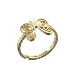 Détail macro de la bague papillon dorée montrant le motif des ailes ajourées et gravées