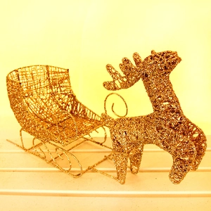 Decorazione natalizia con renna e slitta dorata glitterata in metallo intrecciato