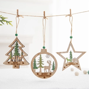 Addobbi natalizi in legno appesi con forme di stella e albero in un caldo ambiente festivo