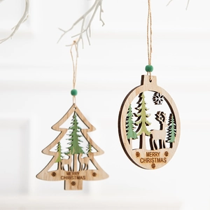 Addobbi natalizi in legno con scritte Merry Christmas in verde foresta e colore naturale