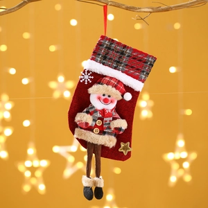 Detailansicht eines roten Weihnachtsstiefels aus Stoff mit 3D-Schneemann und Karomustern