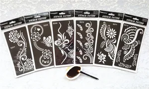 Détail de pochoirs de tatouage au henné avec motifs de roses, papillons et de vignes