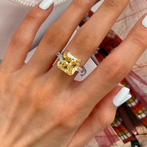 Anillo abierto de circonita amarilla corte Asscher con diamantes laterales de lujo