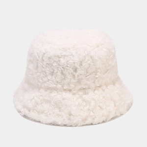 Dettaglio della morbida trama in pile di un caldo cappello da pescatore bianco invernale