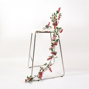 Guirlande de Noël artificielle avec baies rouges et pommes de pin pour décoration