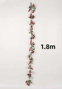 Détail d'une guirlande de Noël de 1,8m avec baies rouges, pommes de pin et feuilles