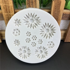 Macro detail of a white silicone mold featuring multiple daisy flower patterns for DIY baking