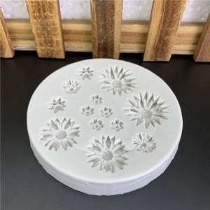 Gray daisy silicone mold featuring various flower sizes for DIY cake baking decoration