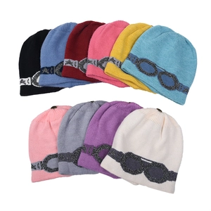 Détails de bonnets en tricot multicolores avec lunettes de pilote et pompons en fourrure