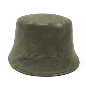 Detalle de sombrero bucket de ante verde oliva oscuro con costuras dobles reforzadas