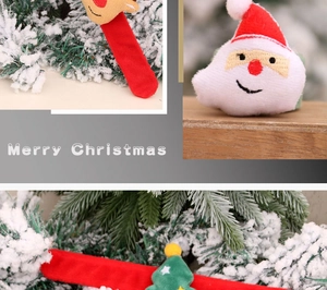 Dettaglio di braccialetti natalizi a scatto in peluche con Babbo Natale e renne