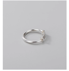 Makroaufnahme des S925 Sterlingsilberrings mit Knotendesign und Reinheitsstempel