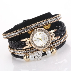 Detailopname van het bohemien meerlaagse kwartshorloge met strass-steentjes en parels