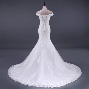 Abito da sposa a sirena con spalle scoperte, ricami in pizzo e schiena stringata