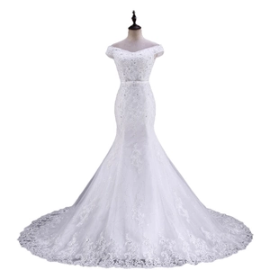 Abito da sposa a sirena in pizzo con spalle scoperte, paillettes e strascico lungo