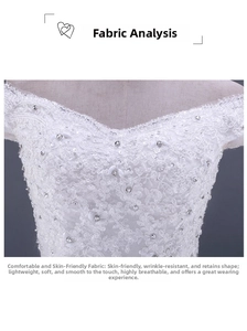 Dettaglio dell'abito da sposa a sirena bianco con ricami in pizzo e paillettes argentate