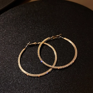 Grandi orecchini a cerchio dorati con cristalli scintillanti per un look alla moda