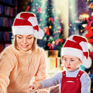 Classici cappelli di Natale a righe bianche e rosse con bordo e pompon in peluche bianco