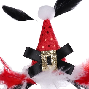 Détail d'un serre-tête de Noël avec mini chapeau à paillettes rouges, plumes et boucle