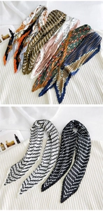 Detailaufnahme des plissierten Seidenschals mit Vintage-Mustern und Texturdetails