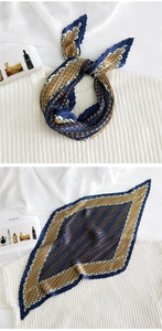Details des plissierten Seidenschals mit Vintage Geometrie-Mustern in Marineblau und Gold