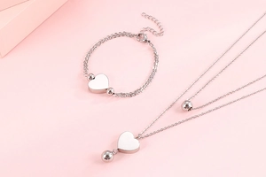 Parure de bijoux en argent avec breloques cœur et boule sur boîte cadeau rose