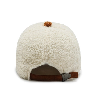 Berretto da baseball in lana di agnello beige con pompon marrone e fibbia in metallo regolabile