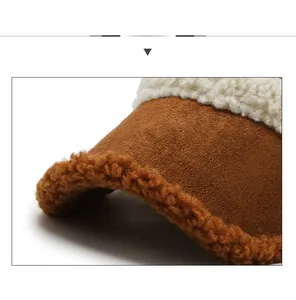 Dettaglio del cappellino in finta pelle scamosciata marrone con bordo in lana d'agnello