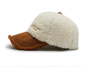 Dettaglio cappello invernale in lana di agnello con ricamo MTLY e visiera scamosciata