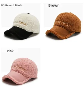 Dettaglio di cappelli da baseball in pile sherpa nei colori bianco, nero, marrone e rosa