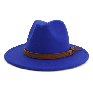 Königsblauer Fedora-Wollhut mit braunem Wildlederband und Quastendetail auf weißem Grund