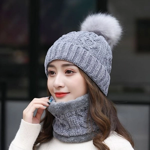 Dettaglio del set cappello in maglia di ciniglia grigia con pompon e scaldacollo abbinato