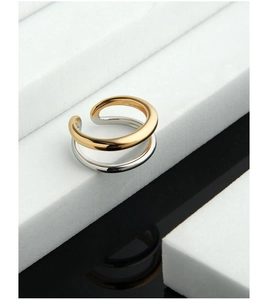 Détail d'une bague double couche bicolore minimaliste aux finitions or et argent