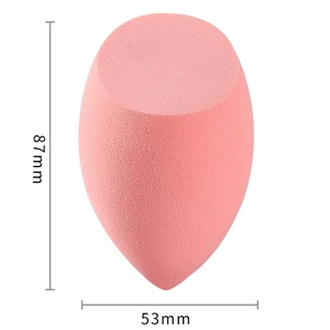 Vue détaillée de l'éponge de maquillage rose géante mesurant 87 mm de hauteur et 53 mm de largeur