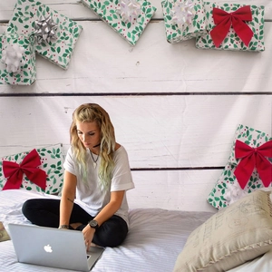 Christmas wall tapestry with gift boxes and bows decoration for bedroom decor