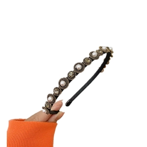 Baroque thin headband with pearls and champagne rhinestones on a black metal base