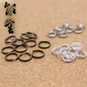 Detail von silbernen und bronzenen Doppelspaltringen für DIY-Schmuck und Schlüsselanhänger