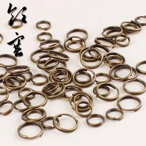 Nahaufnahme der Vintage-Bronze-Spaltringe für DIY-Schmuckherstellung und Schlüsselanhänger