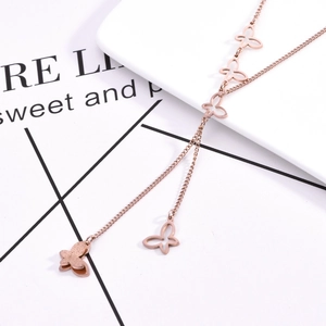 Collier élégant en titane or rose avec pendentifs papillons évidés sur une carte blanche