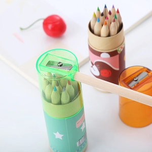 Set di 12 matite colorate in tubo verde con temperamatite integrato per bambini