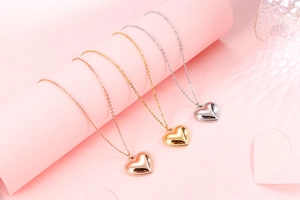 Detailansicht der Herzanhänger in Roségold, Gold und Silber an zarten Stahlketten
