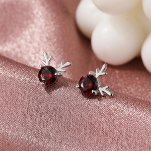 Orecchini a perno a forma di renna in argento con gemme rosse per Natale
