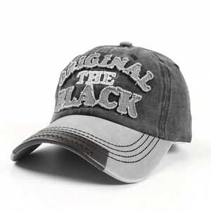 Detailansicht der Vintage-Wasch-Baseballkappe mit BLACK-Patch-Stickerei und Kontrastschirm