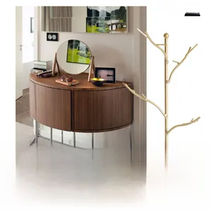 Nahaufnahme von goldenem Zweig-Schmuckständer mit weißem Terrazzo-Fuß auf Holztisch