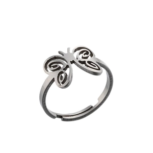 Détail d'une bague en acier inoxydable argenté avec un motif complexe de papillon creux